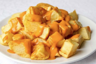 Plato de patatas bravas