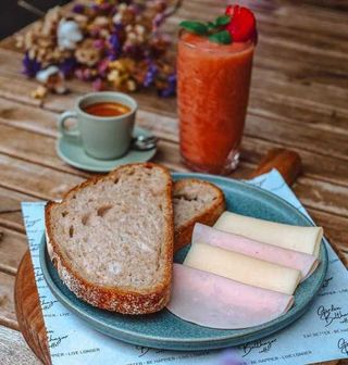 Pão Sourdough + Queijo e Fiambre + Sumo do Dia + C