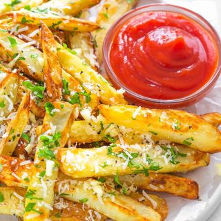 Loaded fries usturoi si parmezan