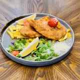 Snitzel de pui cu cartofi