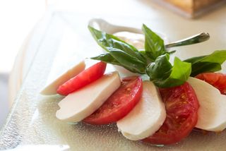 Помідори з сиром моцарела і гірчичним соусом (325г)