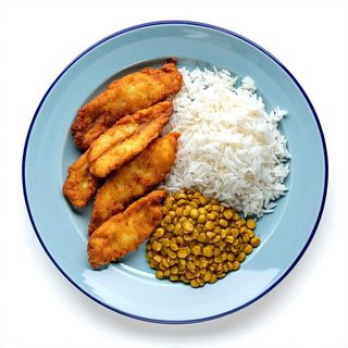 Pescado Dorada Frito Con Arroz Y Menestra