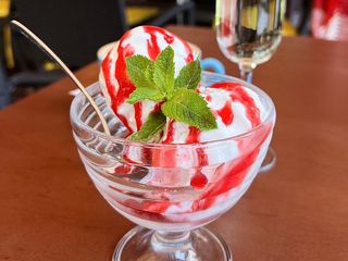 Морозиво з соусом