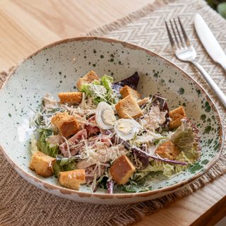 Фреш-салат зі смаженим курчам та сухарями (200)