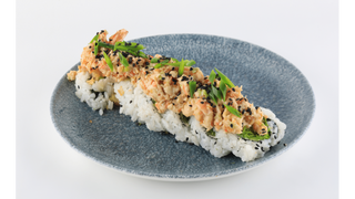 Uramaki tuńczyk tataki i okoń morski