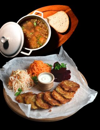 Грибна юшка + деруни з сметаною + салати (300/300/150г)