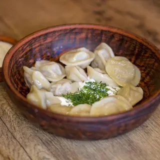 Пельмені з курки та сосусом зі сметани, зелені та часника (200 г/15 шт)