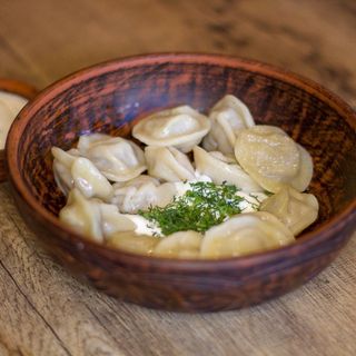 Пельмені з курки та сосусом зі сметани, зелені та часника (200 г/15 шт)