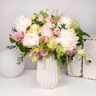 Buchet cu bujori trandafiri si lisianthus