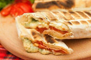 Лаваш з сулугуні та помідором