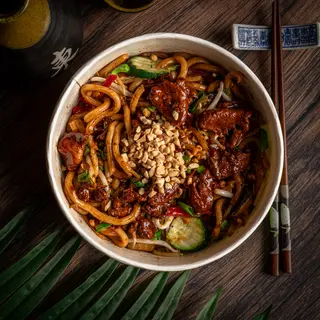 Udon z sosem z czarnego pieprzu. Wieprzowina