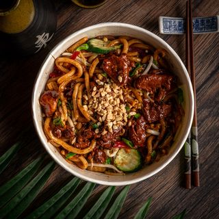Udon z sosem z czarnego pieprzu. Wieprzowina