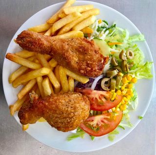 Medio pollo rebozado (4 uds.)+patatas+ lata