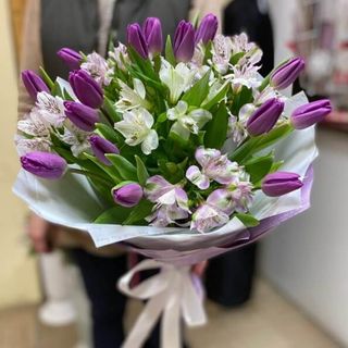 Bukiet n.85  z tulipanów i alstroemerii