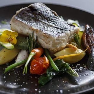 Lubina a la brasa con orio