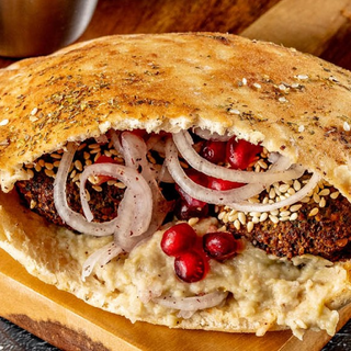 Pita turceasca cu falafel, salata de vinete si rodii
