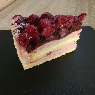 Prăjitură cu capsuni