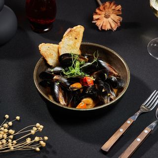 Scoici la tigaie cu roșii cherry