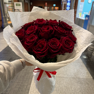 Bukiet z 21 czerwonych róż w opakowaniu.