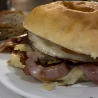 H. POLLO QUESO BACON Y HUEVO