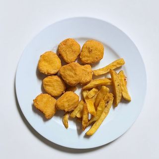 Nuggets de pollo con patatas fritas