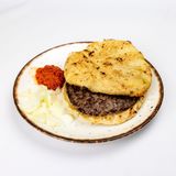 Pljeskavica sa sirom s prilogom