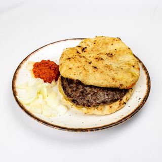 Pljeskavica sa sirom s prilogom