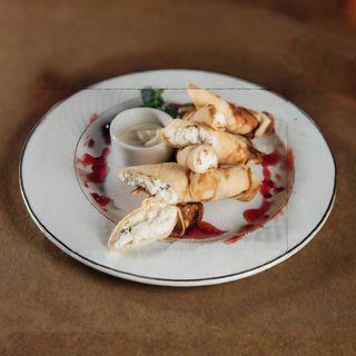 Млинці з солодким сиром та сметанкою (290/20г)