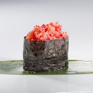 Гункан з лососем (55г)