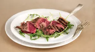 Tagliata di manzo con rucola, grana e glassa di aceto balsamico