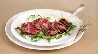 Tagliata di manzo con rucola e bieta saltata