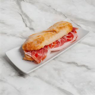 Bocadillo De Jamón Con Tomate Natural