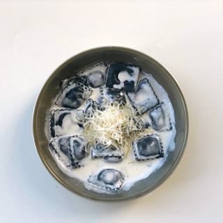 Чорні равіоліні з лососем та моцарелою