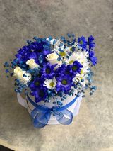 ლურჯი ქრიზანთემა და თეთრი ვარდი