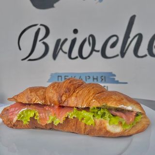 Круасан із лососем (260г)