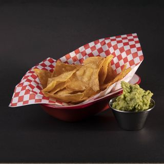 Nachos Caseros con Guacamole