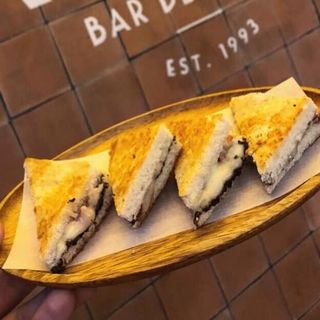 Tapa De Bikini Trufado De Mozzarella Con Jamón Ibérico