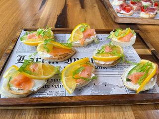 Брускети с авокадо и сьомга