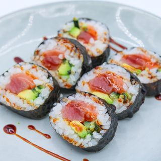 Futomaki de Salmón, Atún, Aguacate y Pepino
