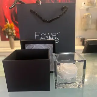 Rosa preservada en caja con olor 6x6 color BLANCO