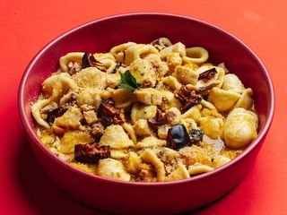 Orecchiette con pesce spada e datterino