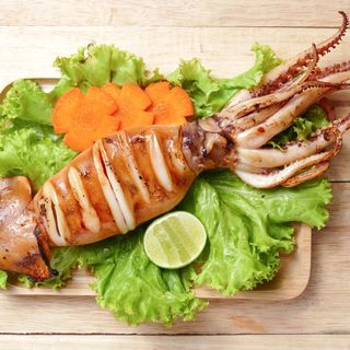 Calamaro grigliato con insalata