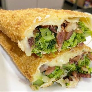 Pastel de brócolis com queijo e bacon 