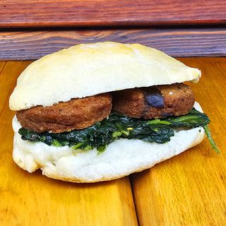 Panino con polpetta di melanzane e cicoria ripassata