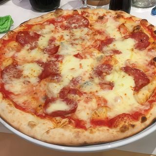 Pizza de Salame e Gorgonzola