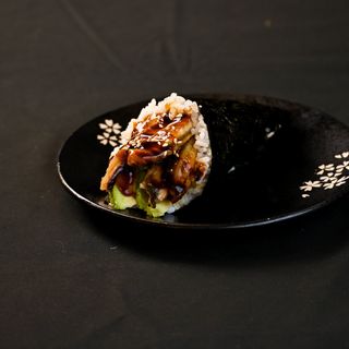 Temaki de anguila y aguacate