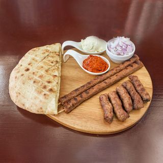 Baće mix, 5 ćevapa i 2 šiš ćevapa +2 priloga