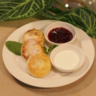 Сырники со сметаной и джемом