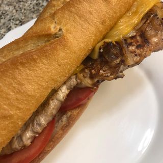 Lomo, tomate, cebolla confitada, queso cheddar