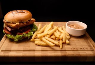 The host + cartofi prajiti + sos